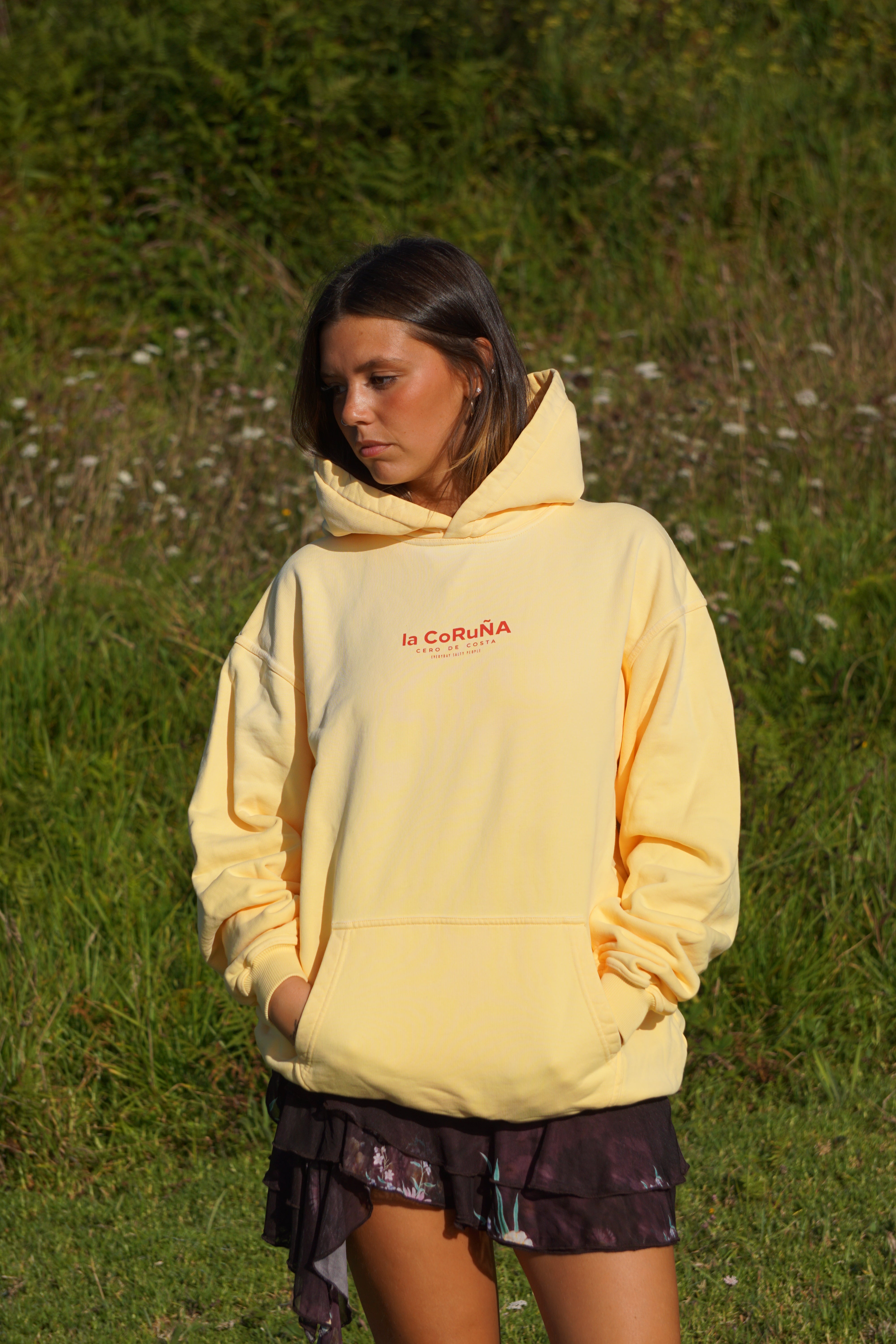 SUDADERA AMARILLO/ROJO "LA CORUÑA" CIUDAD CON CAPUCHA
